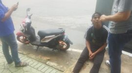 Pelaku pencurian sepeda motor temannya sendiri saat dimintai keterangan oleh anggota Polsek Batam kota. Matapedia6.com/Dok Polsek
