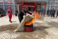 Karutan Batam Fajar saat simulasi pemadam kebakaran pada Kamis (3/10). Foto:Dok/Rutan