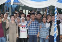 Rudi bersama warga Sagulung, Jumat (4/10). Foto:DN/matapedia