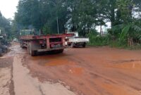 Lubang menganga di jalan menuju pelabuhan Sagung semakin memprihatinkan Lubang besar ancam keselamatan pengendara, Sabtu (5/10/2024). Matapedia6.com/Luci