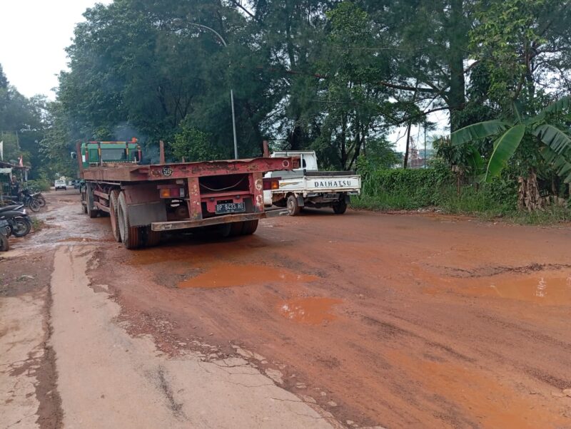 Lubang menganga di jalan menuju pelabuhan Sagung semakin memprihatinkan Lubang besar ancam keselamatan pengendara, Sabtu (5/10/2024). Matapedia6.com/Luci
