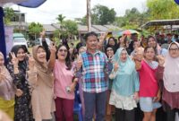 Rudi bersama warga Bintan, Sabtu (5/10). Foto:Istimewa