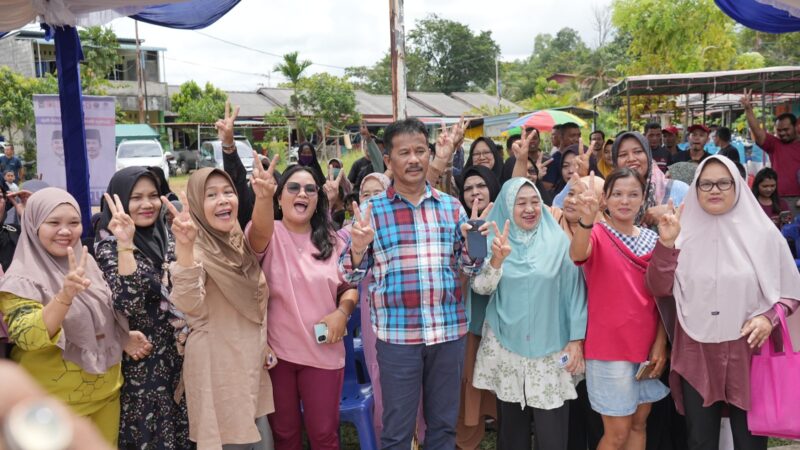 Rudi bersama warga Bintan, Sabtu (5/10). Foto:Istimewa