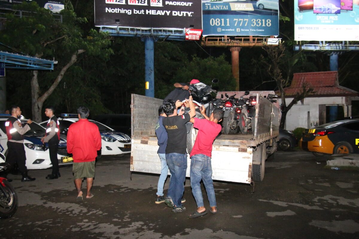 Anggota Polresta Barelang saat menaikkan  76 sepeda motor yang terjaring razia ke dalam mobil sebelum diangkut ke Mako Polresta Barelang, Minggu (6/10/2024). Matapedia6.com/Dok Polresta Barelang