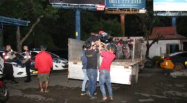 Anggota Polresta Barelang saat menaikkan  76 sepeda motor yang terjaring razia ke dalam mobil sebelum diangkut ke Mako Polresta Barelang, Minggu (6/10/2024). Matapedia6.com/Dok Polresta Barelang