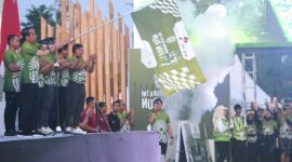 Presiden Joko Widodo didampingi Panglima TNI Jenderal TNI Agus Subiyanto saat melepas peserta Nusantara TNI FUN RUN di kawasan Ibu Kota Nusantara (IKN), Penajam Paser Utara, Kalimantan Timur, Minggu (6/10/2024). Matapedia6.com/ Dok Setneg.RI