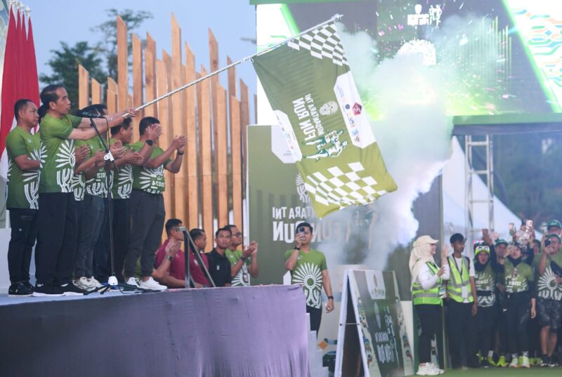 Presiden Joko Widodo didampingi Panglima TNI Jenderal TNI Agus Subiyanto saat melepas peserta Nusantara TNI FUN RUN di kawasan Ibu Kota Nusantara (IKN), Penajam Paser Utara, Kalimantan Timur, Minggu (6/10/2024). Matapedia6.com/ Dok Setneg.RI