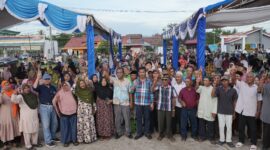 Rudi bersama warga Bintan. Foto:Ist