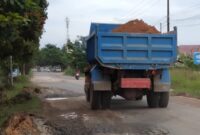 Kondisi jalan rusak parah dengan lubang setinggi 50 centimeter di jalan Bagan, Kecamatan Sei Beduk, Tanjung Piayu, Kota Batam, Senin (7/10/2024). Matapedia6.com/ Luci