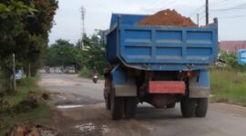 Kondisi jalan rusak parah dengan lubang setinggi 50 centimeter di jalan Bagan, Kecamatan Sei Beduk, Tanjung Piayu, Kota Batam, Senin (7/10/2024). Matapedia6.com/ Luci