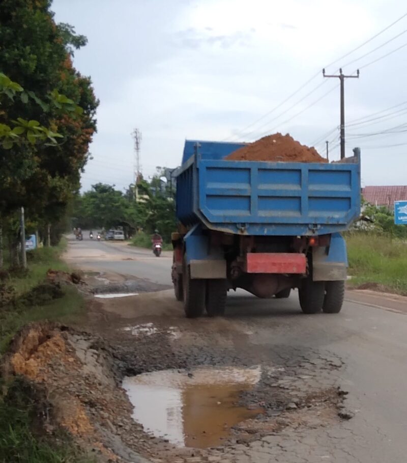 Kondisi jalan rusak parah dengan lubang setinggi 50 centimeter di jalan Bagan, Kecamatan Sei Beduk, Tanjung Piayu, Kota Batam, Senin (7/10/2024). Matapedia6.com/ Luci