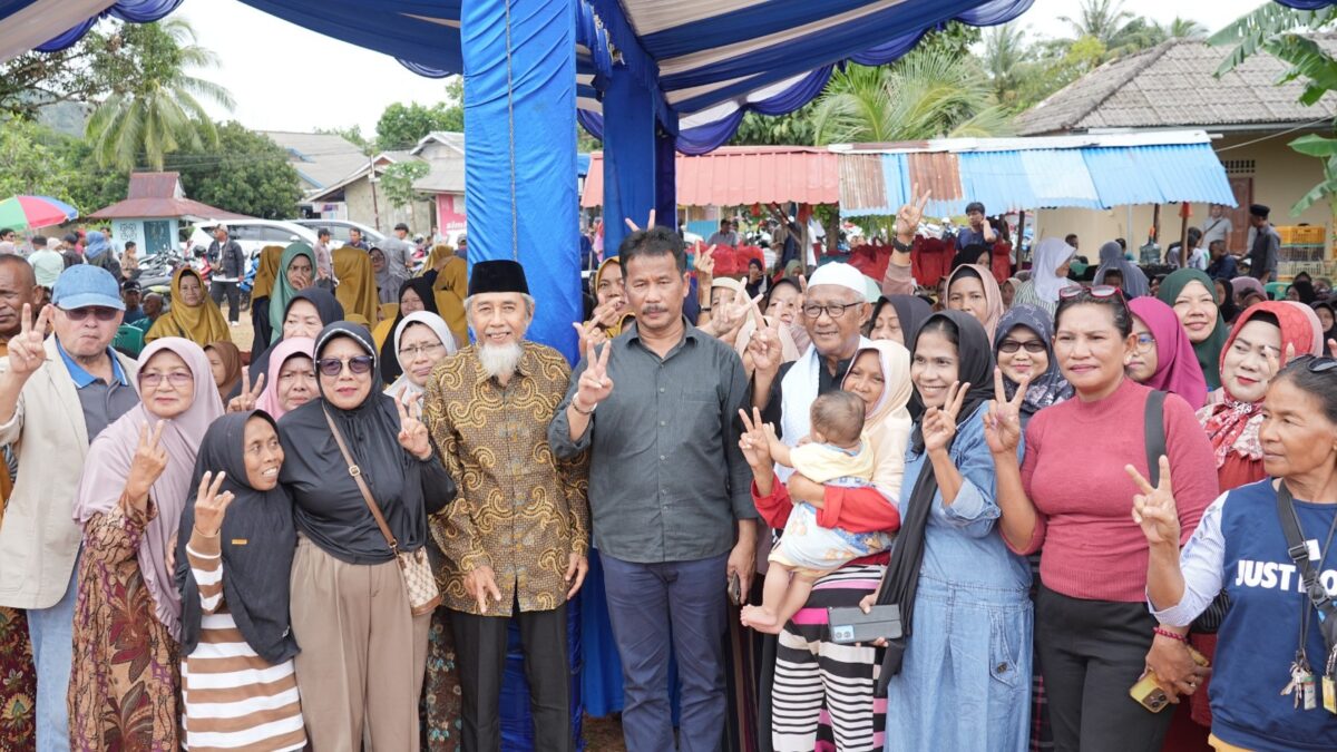Rudi bersama masyarakat Bintan, Minggu (6/10). Foto:Dok/Istimewa