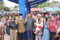 Rudi bersama masyarakat Bintan, Minggu (6/10). Foto:Dok/Istimewa