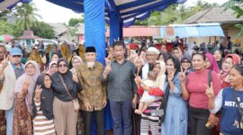 Rudi bersama masyarakat Bintan, Minggu (6/10). Foto:Dok/Istimewa