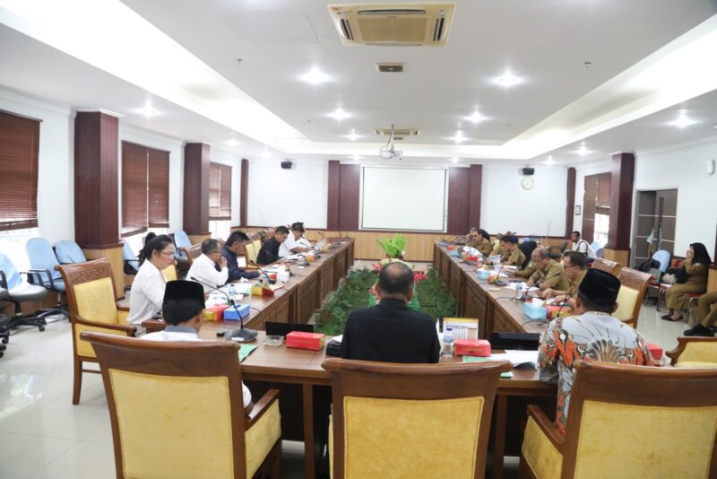 Komisi II DPRD Batam RDPU dengan Dinas Koperasi dan usaha mikro Batam, Senin (7/10). Foto:Dok/Humas