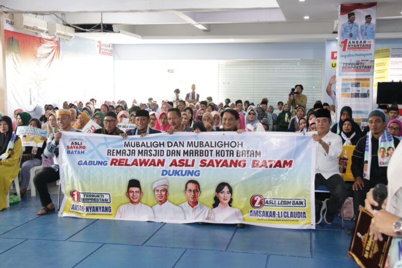 Ratusan Mubaligh-Mubalighoh hingga pemuda Masjid dan Marbot Kota Batam bergabung dengan relawan Asli dan Sayang, dukung Ansar Ahmad-Nyanyang Haris Pratamura (SAYANG) di Kepri dan Amsakar Achmad-Li Claudia Chandra (ASLI) di Batam. Matapedia6.com/Dok Agus