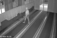 Salah satu pelaku pencurian sedang berjalan di dalam masjid mencari barang yang bisa dicuri, Senin (7/10/2024). Matapedia6.com/screenshot video warga