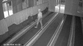 Salah satu pelaku pencurian sedang berjalan di dalam masjid mencari barang yang bisa dicuri, Senin (7/10/2024). Matapedia6.com/screenshot video warga