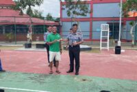 Kalapas Batam bersama warga binaan, Selasa (8/10). Foto:Istimewa