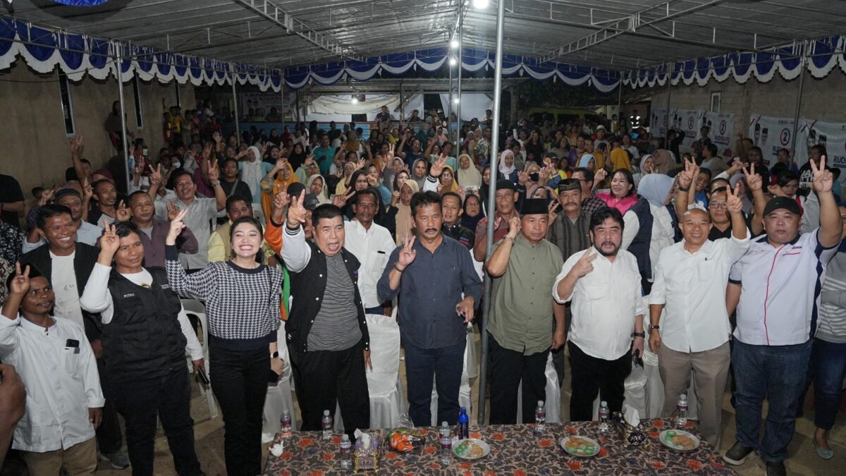 Warga Kampung Nanas Batam bersama Rudi, Senin (7/10). Foto:Istimewa