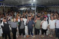 Warga Kampung Nanas Batam bersama Rudi, Senin (7/10). Foto:Istimewa