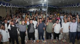 Warga Kampung Nanas Batam bersama Rudi, Senin (7/10). Foto:Istimewa