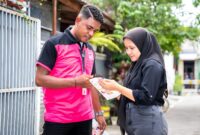 Petugas Indosat saat melihat kecepatan internet. Foto:Dok/Istimewa