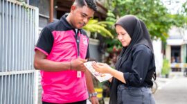 Petugas Indosat saat melihat kecepatan internet. Foto:Dok/Istimewa