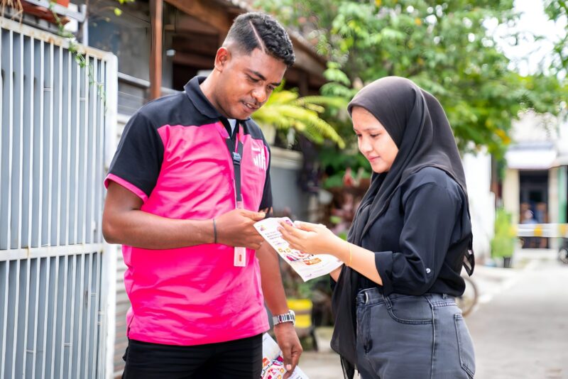 Petugas Indosat saat melihat kecepatan internet. Foto:Dok/Istimewa