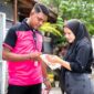Petugas Indosat saat melihat kecepatan internet. Foto:Dok/Istimewa