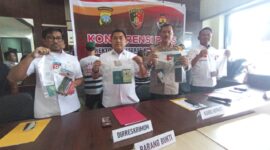 Ditreskrimum Polda Kepri ekspos kasus pengungkapan kasus pengiriman PMI ilegal dari bulan Agustus hingga Oktober 2024 dan menetapkan lima orang tersangka, Rabu (9/10/2024). Matapedia6.com/Luci