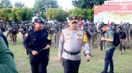 Kapolda Kepri saat memimpin upacara keberangkatan 100 personel Satbrimob Polda Kepri BKO ke Polda Papua, Kamis (10/10/2024). Matapedia6.com/ Dok Humas Polda
