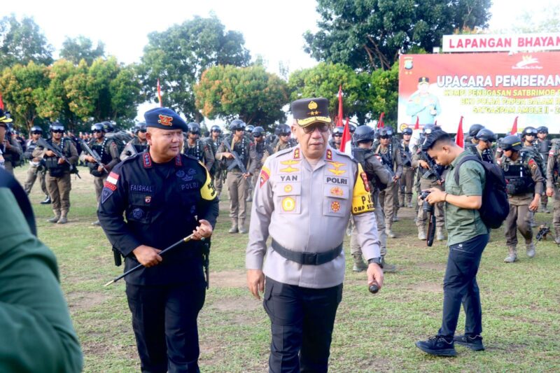 Kapolda Kepri saat memimpin upacara keberangkatan 100 personel Satbrimob Polda Kepri BKO ke Polda Papua, Kamis (10/10/2024). Matapedia6.com/ Dok Humas Polda