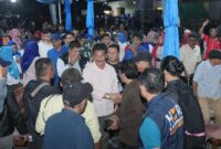 Rudi bersama warga Sekupang. Foto:Istimewa