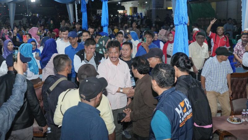 Rudi bersama warga Sekupang. Foto:Istimewa