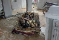 Kondisi korban saat dikeluarkan warga dari dalam kamar sebelum dibawa ke rumah Sakit, Jumat (11/10/2024). Matapedia6.com/Istimewa