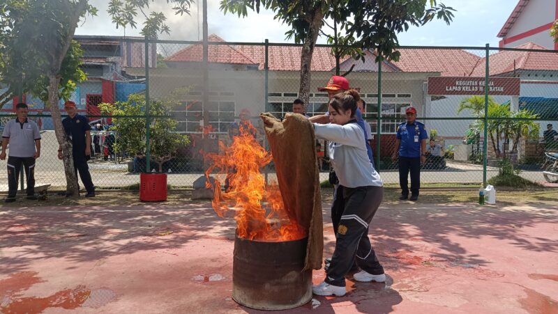 Pegawai Lapas Kelas IIA Batam saat melakukan simulasi memadamkan api yang dipandu oleh Dinas Pemadam kebakaran Kota Batam, Kamis (3/10/2024). Matapedia6.com/Dok Lapas