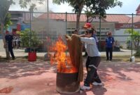 Pegawai Lapas Kelas IIA Batam saat melakukan simulasi memadamkan api yang dipandu oleh Dinas Pemadam kebakaran Kota Batam, Kamis (3/10/2024). Matapedia6.com/Dok Lapas