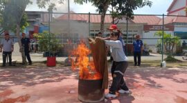 Pegawai Lapas Kelas IIA Batam saat melakukan simulasi memadamkan api yang dipandu oleh Dinas Pemadam kebakaran Kota Batam, Kamis (3/10/2024). Matapedia6.com/Dok Lapas