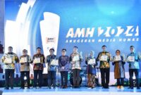 Penyerahan penghargaan pada ajang Anugerah Media Humas (AMH) 2024. Foto:Telkom