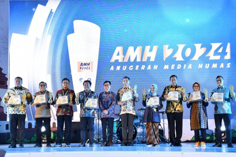 Penyerahan penghargaan pada ajang Anugerah Media Humas (AMH) 2024. Foto:Telkom