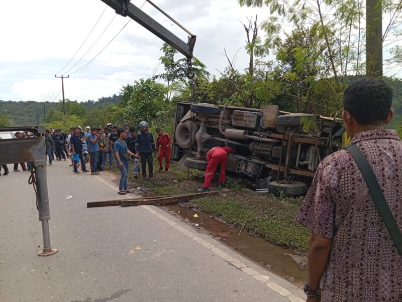 Mobil boks angkutan sembako terbalik di pinggir jalan Dam Muka Kuning, Jumat (11/10). Foto:Luci/matapedia