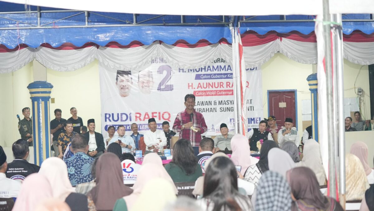 Rudi bersama warga Sagulung. Foto:Istimewa
