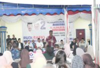 Rudi bersama warga Sagulung. Foto:Istimewa