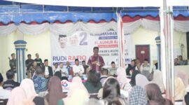 Rudi bersama warga Sagulung. Foto:Istimewa