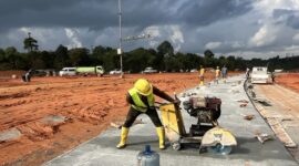 Seorang pekerja di bundaran Punggur. Foto:Humas BP Batam