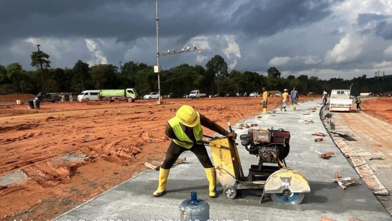 Seorang pekerja di bundaran Punggur. Foto:Humas BP Batam