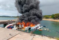 Speedboat Bela 72 yang mengangkut rombongan kampanye Calon Gubernur Maluku Utara (Malut) Benny Laos meledak dan terbakar di Kepulauan Taliabu Maluku Utara, Sabtu (12/10/2024). Matapedia6.com/ Istimewa