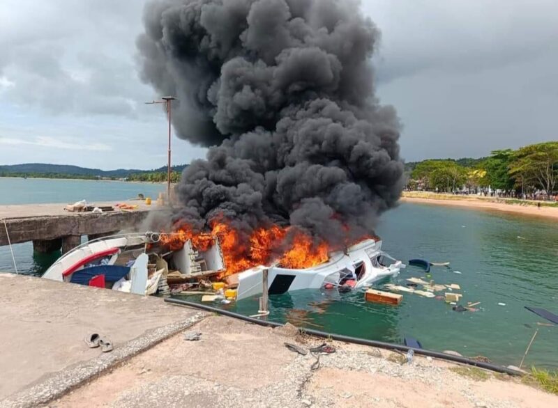 Speedboat Bela 72 yang mengangkut rombongan kampanye Calon Gubernur Maluku Utara (Malut) Benny Laos meledak dan terbakar di Kepulauan Taliabu Maluku Utara, Sabtu (12/10/2024). Matapedia6.com/ Istimewa