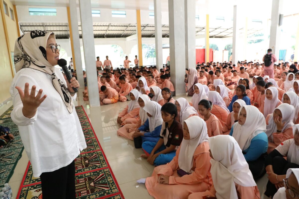 Plt Gubernur Kepri Marlin Agustina memberikan motivasi untuk pelajar beberapa hari lalu. Foto:Istimewa